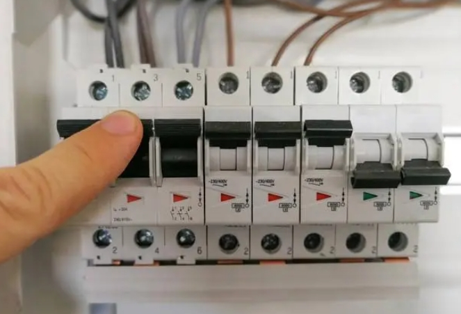 斷路器和開關(guān)有什么區(qū)別？估計很多電氣佬還在傻傻分不清楚